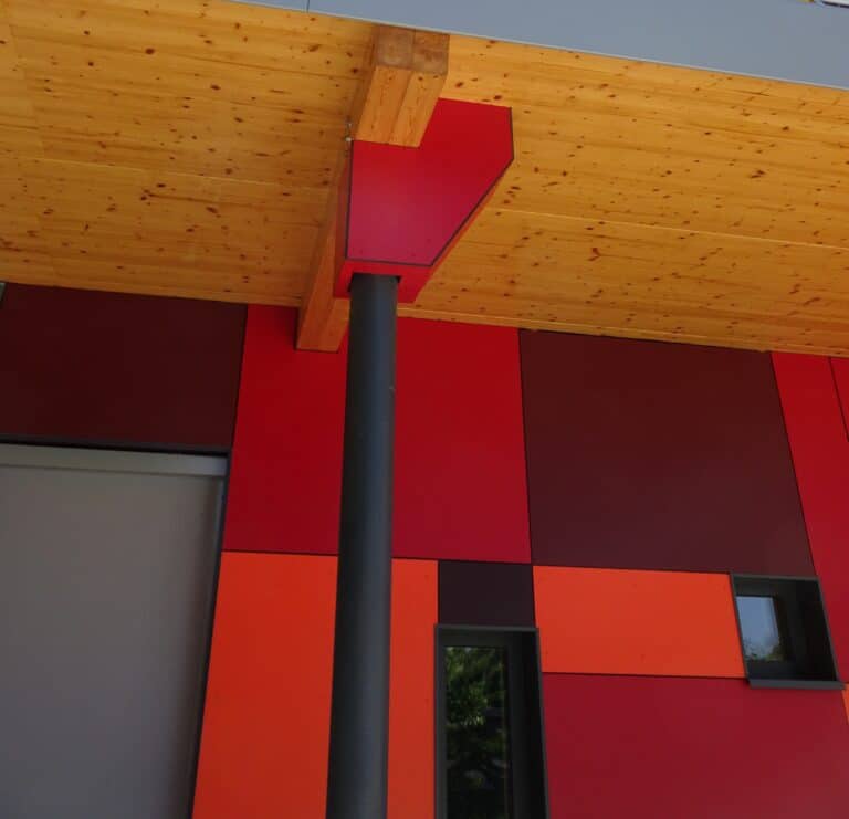ARCHI NORD-SUD - Détail jeu couleur façade nouvelle école maternelle passive structure et isolation bois à Jette ©Archi Nord-Sud