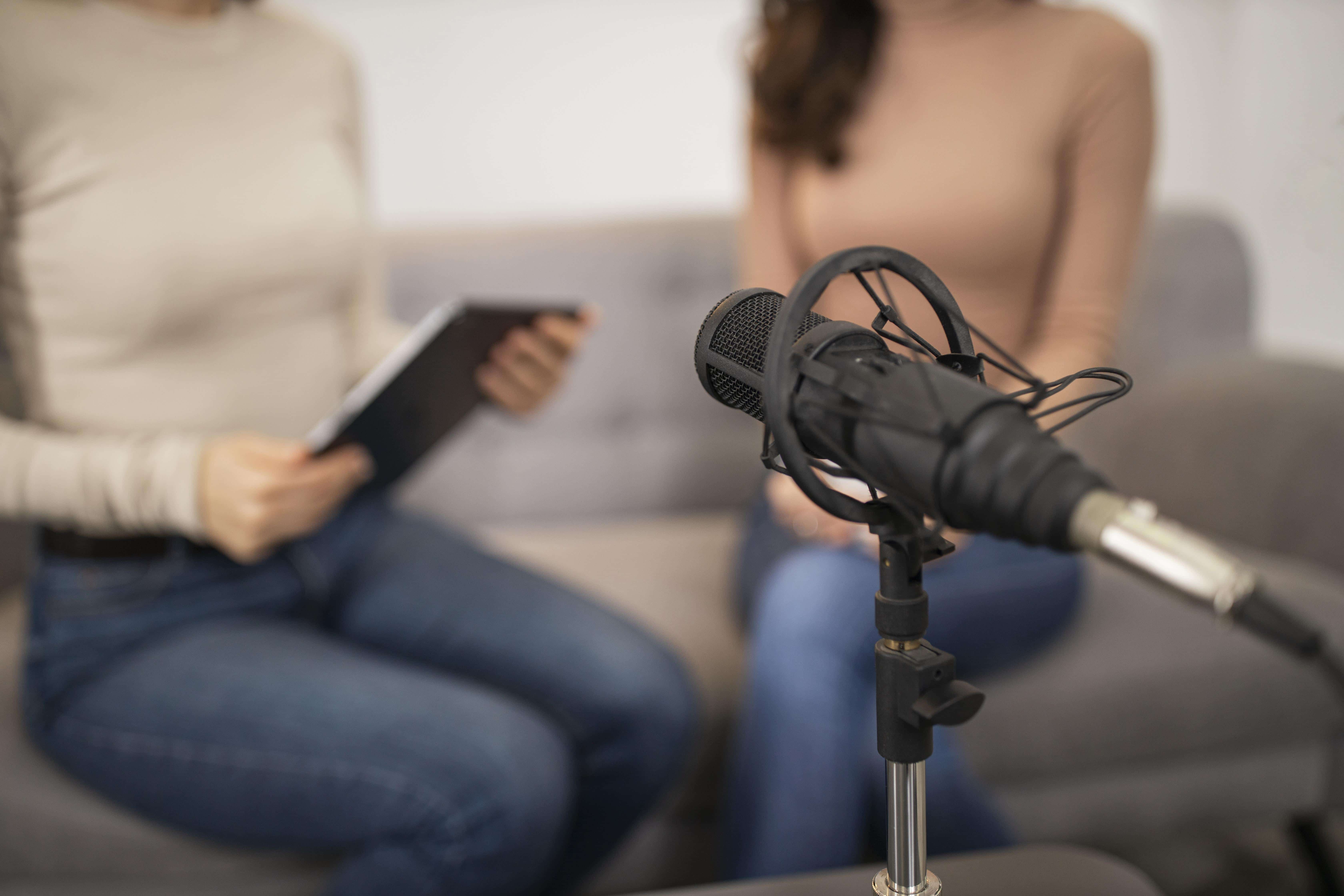 femmes defocalises faisant interview radio microphone